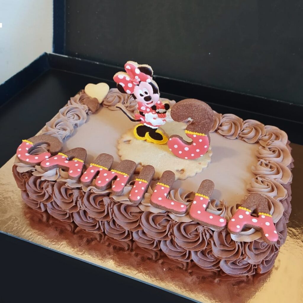 Chantilly al cioccolato per i 3 anni di Camilla! 😍 Topper con Minnie in pasta frolla e decorazione in glassa realizzata a mano.