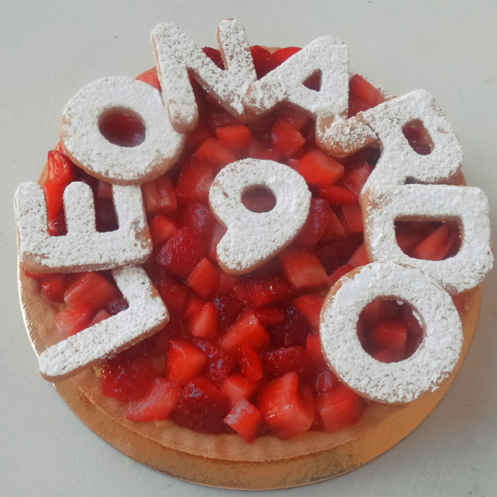 Crostata frutta con scritta personalizzata in frolla.